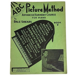 Può includere: Una copertina di libro vintage per "ABC Picture Method" di Dale Shears, un corso avanzato di armonia per pianoforte. La copertina è verde chiaro con testo nero e un'illustrazione di pianoforte. Una foto in bianco e nero di un uomo che suona il pianoforte è nell'angolo in basso a destra.