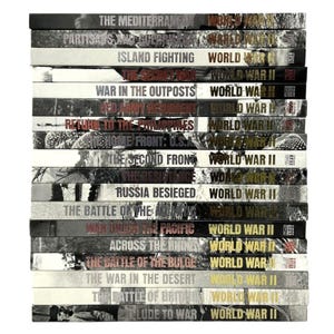 Könnte beinhalten: Ein Stapel von 18 Büchern mit schwarzen und weißen Umschlägen. Jedes Buch hat einen Titel in weißer Schrift und die Worte "World War II" in goldener Schrift. Die Titel umfassen "The Mediterranean", "Island Fighting", "War in the Outposts", "Return to the Philippines", "The Home Front: U.S.A", "The Second Front", "The Resistance", "Russia Besieged", "The Battle of the Atlantic", "War Under the Pacific", "Across the Rhine", "The Battle of the Bulge", "The War in the Desert", "The Battle of Britain", und "Prelude to War".