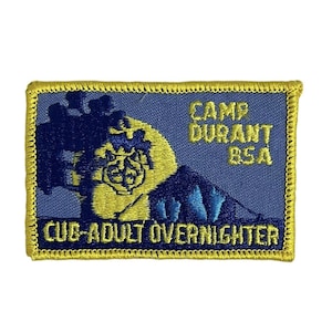 Puede incluir: Un parche bordado azul y amarillo con el texto "Camp Durant BSA Cub-Adult Overnighter".