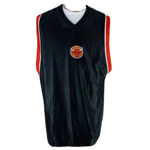 Puede incluir: Camiseta de baloncesto negra con cuello en V y rayas rojas y blancas en los laterales. La camiseta presenta el logotipo de los Chicago Bulls en el pecho, una cabeza de toro roja dentro de un emblema circular. La camiseta es sin mangas.