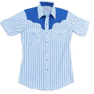 Puede incluir: Camisa de manga corta con estampado de rayas azules y blancas. La camisa tiene un canesú azul liso y dos bolsillos en el pecho. El cuello es blanco y la camisa tiene un dobladillo curvo. Abotonada.