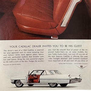 Puede incluir: Anuncio de un Cadillac de 1964. La imagen muestra un coche blanco con interior rojo, incluyendo el asiento del conductor. El texto invita a experimentar la comodidad y las nuevas características del coche.