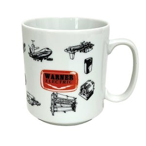Peut inclure: Mug en céramique blanche orné d'illustrations noires de machines et d'un logo rouge et blanc "WARNER ELECTRIC". La tasse a une anse incurvée et une forme cylindrique, idéale pour les boissons chaudes.