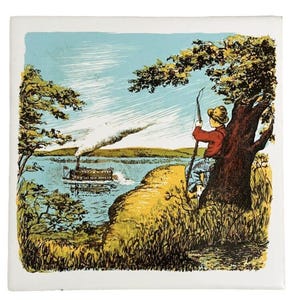 Puede incluir: Una ilustración vintage de un niño pequeño sentado en la orilla de un río, mirando un barco de vapor con una columna de humo. El niño lleva una camisa roja, pantalones azules y un sombrero de paja. Sostiene un palo en su mano. La orilla del río está cubierta de hierba verde y árboles. El barco de vapor está en la distancia, con una columna de humo blanco que sale de su chimenea.