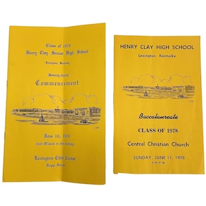 Op de afbeelding: Twee gele papieren aankondigingen voor de afstuderen van Henry Clay Senior High School in Lexington, Kentucky in 1978. De bovenste aankondiging is voor de afstudeerceremonie op 16 juni 1978 om 20:00 uur in het Lexington Civic Center Rupp Arena. De onderste aankondiging is voor de baccalaureaatceremonie op zondag 11 juni 1978 om 20:00 uur in de Central Christian Church.