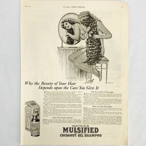 Puede incluir: Un anuncio vintage para el champú de aceite de coco Watkins Mulsified. El anuncio presenta a una mujer con el pelo largo y abundante, mirando su reflejo en un espejo. El texto dice "Por qué la belleza de tu cabello depende del cuidado que le das". El anuncio también presenta una botella de champú de aceite de coco Watkins Mulsified.