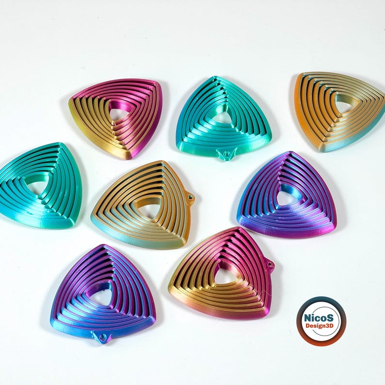 Das Bild zeigt sieben dreieckige Wobble-Fidget-Schlüsselanhänger in unterschiedlichen mehrfarbigen Varianten. Beispielansicht zum digitalen STL-Modell.