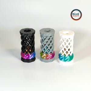 Drei Doppelschrauben-Fidgets nebeneinander mit unterschiedlich gefärbten Gehäusen. Das digitale STL-Set umfasst vier Bauteile für die anschließende Montage.
