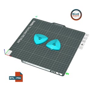 Zu sehen: türkisfarbene 3D-Modelle der dreieckigen Fidget-Schlüsselanhänger auf einem karierten Druckbett.