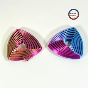 Das Bild zeigt drei dreieckige Fidget-Schlüsselanhänger mit ineinanderliegenden, beweglichen Ringen. Beispielansicht zum digitalen STL-Modell.