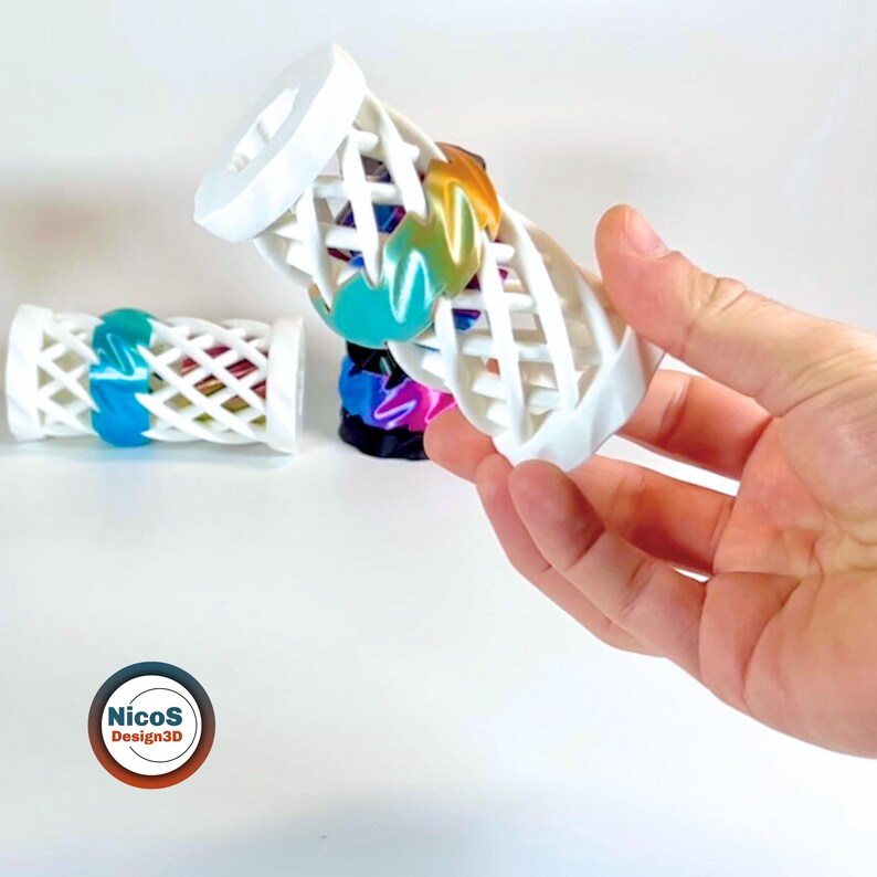 Eine Hand hält den Doppelschrauben-Fidget mit verschobenen Schraubelementen. Die digitale STL-Vorlage bildet zwei gegenläufige Bewegungen innerhalb des Gitterkörpers.