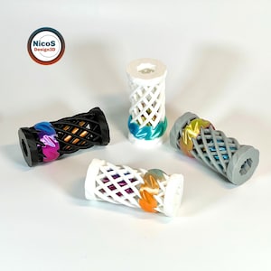 Mehrere Doppelschrauben-Fidgets in liegender und stehender Position. Die digitalen STL-Dateien ermöglichen verschiedene Farbkombinationen für Körper und Schraubelemente.