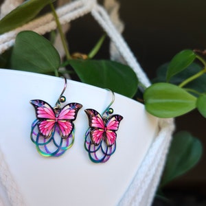 Orecchini con ciondolo a forma di farfalla rosa acceso e ali di fata, filigrana arcobaleno, gioielli Boho, orecchini pendenti, Boho Chic, farfalle Fuscia