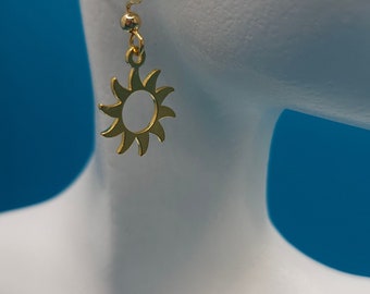 Pendientes de sol dorado, amuletos de latón crudo, ganchos franceses chapados en oro de 18k, joyería boho, regalo para ella, pendientes de oro simples, tema celestial