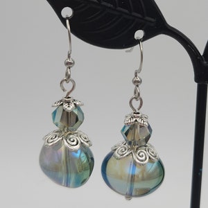Pendientes iridiscentes de cuentas de vidrio Aurora Boreal, tapas de cuentas de plata tibetana, regalo para ella, acentos vegetales, Cenicienta, 2 niveles