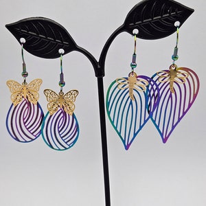 Orecchini con ciondolo foglia arcobaleno e farfalla o libellula, filigrana arcobaleno, gioielli Boho, stile goccia, Boho Hippie Chic, regalo per la mamma