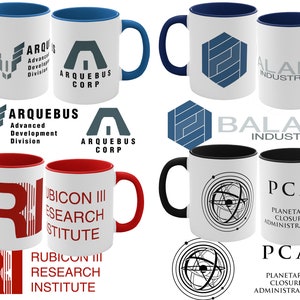 Könnte beinhalten: Satz von sechs weißen Keramikbechern mit unterschiedlich farbigen Rändern und Logos. Die Logos beinhalten "Arquebus Corp", "Balam Industries" und "Rubicon III Research Institute".