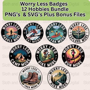 Pode incluir: Um conjunto de emblemas circulares com a frase "Worry Less" e ilustrações de atividades ao ar livre, como paddle, esqui, caiaque e caminhadas. O pacote digital inclui arquivos PNG e SVG.
