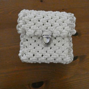 Mini borsa in macramè fatta a mano, borsa in macramè, borsa in macramè realizzata su ordinazione, borsa in macramè con chiusura a scatto, regali fatti a mano in macramè