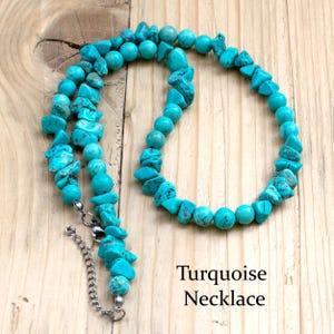 Könnte beinhalten: Eine weiße Keramik-Tasse mit schwarzem Henkel und dem Text "But First, Coffee" in fetter, schwarzer Schrift. Die Tasse steht vor einem neutralen Hintergrund, der ihr schlichtes Design hervorhebt.