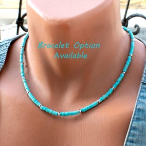 Puede incluir: Collar de cuentas turquesas con detalles plateados. El collar está compuesto por pequeñas cuentas redondas turquesas, separadas por elementos plateados. El texto "Bracelet Option Available" es visible.