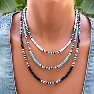 Zuidwestelijke herenketting met turkoois, onyx, howliet Heishi-kralen • Tribal-geïnspireerde sieraden • Blauw wit zwarte edelsteenketting • SD45