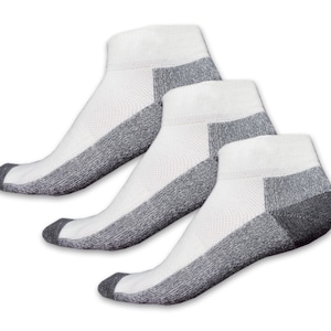 Könnte beinhalten: Drei Paar weiße Knöchelsocken mit grauen Akzenten. Die Socken haben ein Mesh-Design und sind aus atmungsaktivem Stoff.