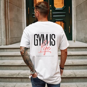 Könnte beinhalten: Weißes T-Shirt mit schwarzem Text, der "Gym is Life" lautet, und kleinerem Text "Work it out" und "Fitness is not a destination, it's a way of life".