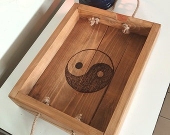 Yin Yang Serviertablett aus Holz mit Seilgriffen, Holzbrennkunst, kleines Tee- und Kaffeetablett, Boho-Dekor