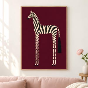 Op de afbeelding: Een ingelijste kunstdruk met een gestileerde zebra met een langgerekte nek en poten, afgebeeld met crème en zwarte strepen tegen een effen diepbordeauxrode achtergrond. De zebra staat in profiel naar links gericht met een zwarte staart.