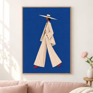 Può includere: Una stampa artistica da parete incorniciata che raffigura l'illustrazione stilizzata di una persona che cammina su uno sfondo blu a tinta unita. La figura indossa un completo color crema gessato con pantaloni larghi e un cappello a tesa larga, con scarpe rosse.