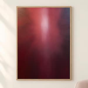Peut inclure: Une œuvre d'art murale rectangulaire présentant un dégradé abstrait vertical de tons bordeaux profond et marron foncé qui se fondent en une lumière blanche douce et lumineuse au centre, le tout encadré par un cadre en bois clair simple.