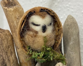 Owl in walnut made from felt wool