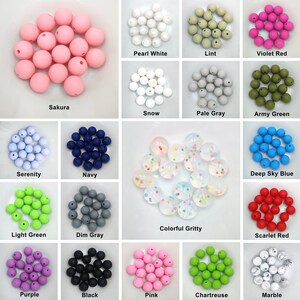 Könnte beinhalten: Sortiment an Silikonperlen in verschiedenen Farben, darunter Perlweiß, Leinen, Violettrot, Sakura, Schnee, Hellgrau, Armeegrün, Gelassenheit, Marineblau, Tiefes Himmelsblau, Hellgrün, Dunkelgrau, Scharlachrot, Lila, Schwarz, Rosa, Chartreuse und Marmor.