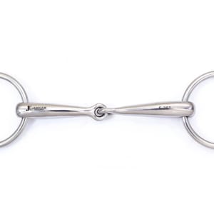 Peut inclure: Un mors d'équitation en argent avec deux anneaux et une bouche articulée. Le mors est marqué "JAMLAM" et "5,5 cm".