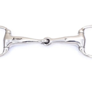 Op de afbeelding: Een zilveren 12,7 cm losse ring snaffle bit met een gedraaid mondstuk. Het bit is gemarkeerd met "JAMKAH" op het mondstuk.
