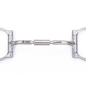 Op de afbeelding: Een zilveren roestvrijstalen snaffle bit met een gedraaid mondstuk en een maat van 5 3/8". Het bit is aan de ene kant gemarkeerd met "J. Jamar" en aan de andere kant met "5 3/8".