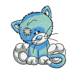 以下が含まれることがあります： 青とティール色の刺繍された漫画の猫。顔に小さなパッチが付いています。猫は白い鼻、ひげ、足を持っており、尻尾を丸めて座っています。デザインは白い背景にあります。