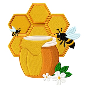 Puede incluir: Diseño bordado con un tarro de miel con miel goteando, dos abejas, un panal, flores blancas y hojas verdes. El tarro de miel es amarillo y naranja, y las abejas son negras y amarillas. El panal es amarillo.
