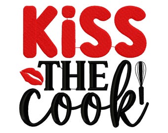 Może przedstawiać: Na białym tle napis „KISS THE cook!” w kolorze czerwonym i czarnym. Słowo „KISS” jest pogrubione, w teksturowanej czerwieni. Słowo „cook” jest w kursywie, czarne, z czerwoną grafiką warg i trzepaczką.