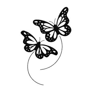 Puede incluir: Dos ilustraciones de mariposas en blanco y negro sobre un fondo blanco. Las mariposas tienen patrones de alas detallados con puntos y líneas curvas. La imagen es un diseño simple y elegante.