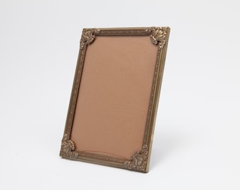 Elegante marco de fotos color oro, de bronce/latón, con cristal abovedado, 12 x 18 cm, estilo barroco/historicismo/rococó, ricamente decorado (26-0020)