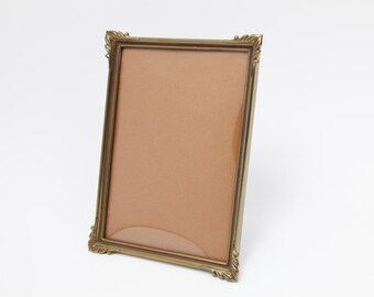 Stylish Art Deco frame, brass/bronze, curved glass, 13x18 cm, featuring beautiful, simple ornamentation; Jyden Danish Design (26-0036).