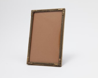 Elegante marco de fotos, color dorado, hecho de bronce/latón, cristal abovedado, 9 x 14 cm, Art Deco Historicismo Estilo minimalista, geométrico (26-0021)