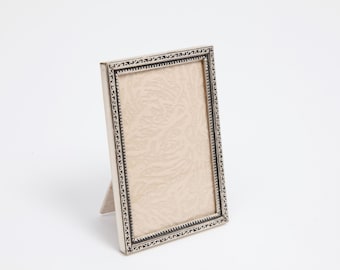 Elegante marco pequeño, bronce plateado con pátina, cristal abovedado, 6 x 9 cm con hermosos y sencillos ornamentos, Jyden (26-0015)