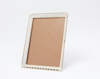 Beautiful, delicate brass frame (15x20 cm) with lovely ornamentation and curved glass – Scandinavia/Denmark – stand + hangers (26-0031).