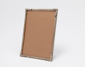 Elegante marco Art Déco, latón plateado, cristal abovedado, 13 x 18 cm con bonitos adornos sencillos, Jyden Danish Design (26-0010)