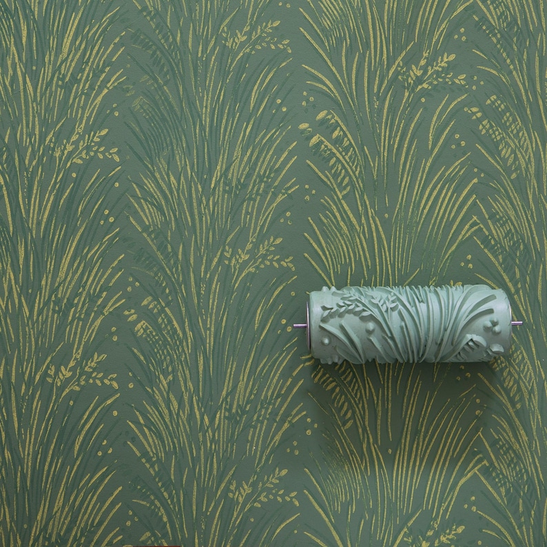Peut inclure: Un rouleau &agrave; peinture vert avec un motif textur&eacute; d'herbe haute. Le rouleau est sur un fond vert avec un motif d'herbe similaire.