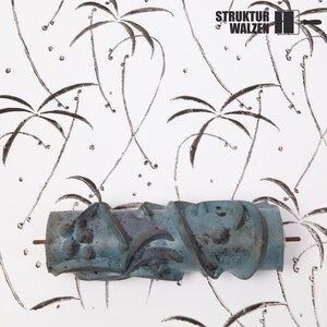 May include: A blue patterned paint roller with a textured design, set against a white background with a repeating palm tree pattern. The roller has a metal rod and the text "STRUKTUR WALZEN" is visible.