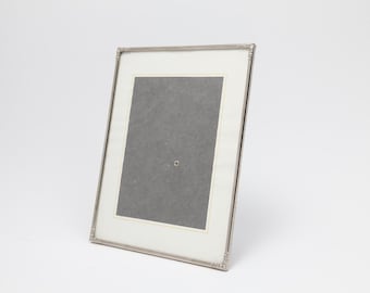 Marco de fotos plateado - 18 x 24 cm - hermosos adornos de rosas en las esquinas - marco de metal ML Rammen Dinamarca (26-00119)